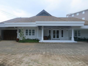 Гостиница Elenor's Home at Eyckman  Бандунг